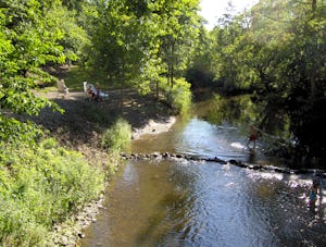 Aire Naturelle Ferme du Moulin Foulon - Blick auf den Fluss am Campingplatz