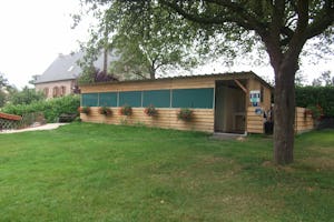 Aire Naturelle Ferme du Moulin Foulon - Blick auf den Sanitärblock des Campingplatzes