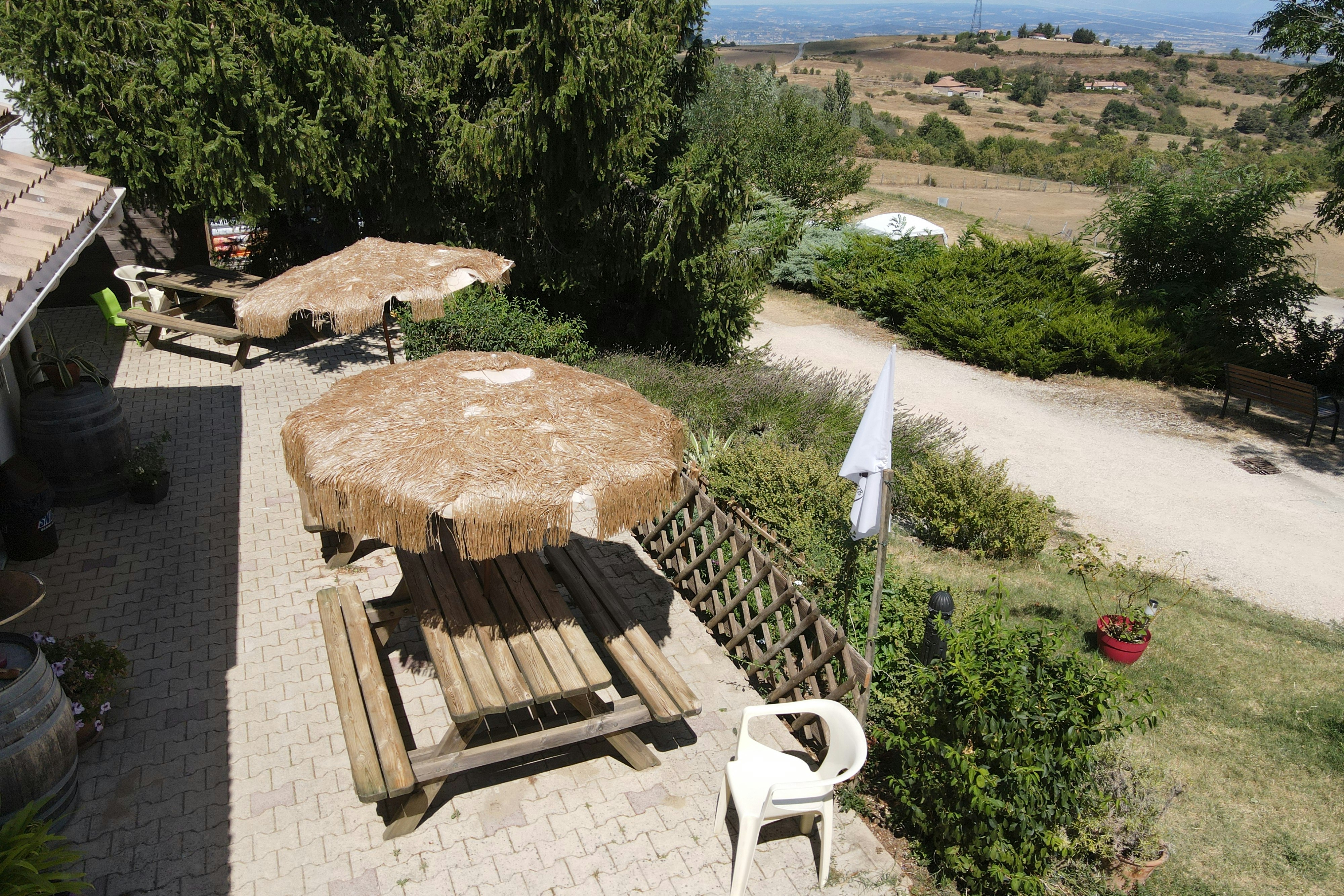 Camping Ferme de Simondon  Aire Naturelle Simondon - Picknicktische auf dem Campingplatz