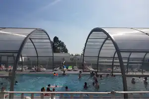 Airotel Camping Le Walric - Swimmingpool mit Sonnenliegen am Rand