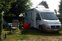 Airotel Camping Le Walric - Wohnmobil mit Campingstühlen daneben