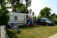 Airotel Camping Le Walric - Wohnwagen auf einem Stellplatz der von Hecken umgeben ist