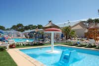 Airotel Club Marina Landes - Poolbereich des Campingplatzes mit Liegestühlen und Sonnenschirmen