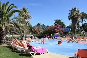 Airotel les Viviers - Pool vom Campingplatz mit Liegestühlen in der Sonne