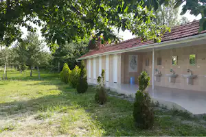 Aşıkoğlu Camping - Sanitärgebäude vom Campingplatz mit Waschbecken, Spiegeln, Toiletten und Duschen