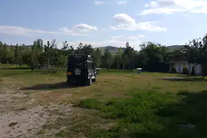 Aşıkoğlu Camping - Wohnwagen- und Zeltstellplatz vom Campingplatz zwischen Bäumen