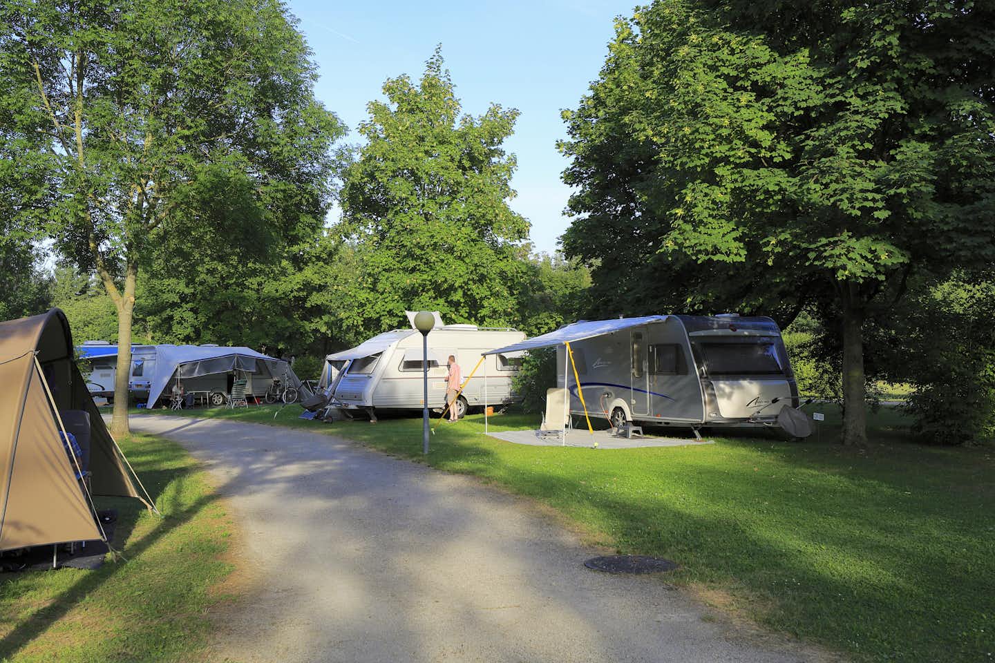 Aktiv Camp Purgstall - Strasse des Campingplatzes mit Stellplätzen an den Seiten, auf denen Wohnwagen stehen