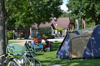 Aktiv Camp Purgstall - Zelte auf dem Stellplatz mit dem Hauptgebäude im Hintergrund