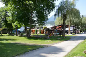 Aktiv Camping am Schwimmbad - Spielplatz und Hauptgebäude auf dem Campingplatz