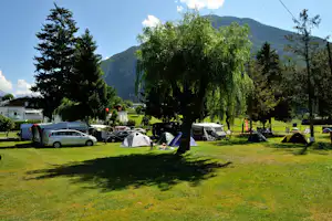Aktiv Camping am Schwimmbad - Wohnwagen- und Zeltstellplatz auf einer Wiese mit Blick auf die Berge