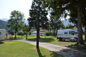 Aktiv Camping am Schwimmbad - Wohnwagen- und Zeltstellplatz zwischen Bäumen auf dem Campingplatz