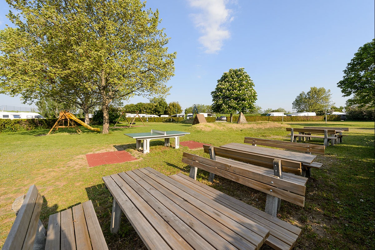 MICAMPA Wien Donau - Spielplatz mit Tischtennisplatte und Picknickbänken auf dem Campingplatz