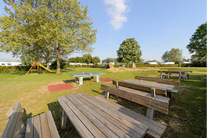 MICAMPA Wien Donau - Spielplatz mit Tischtennisplatte und Picknickbänken auf dem Campingplatz