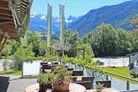 Aktiv-Camping Prutz -  Restaurant Terrasse mit Blick auf die Alpen