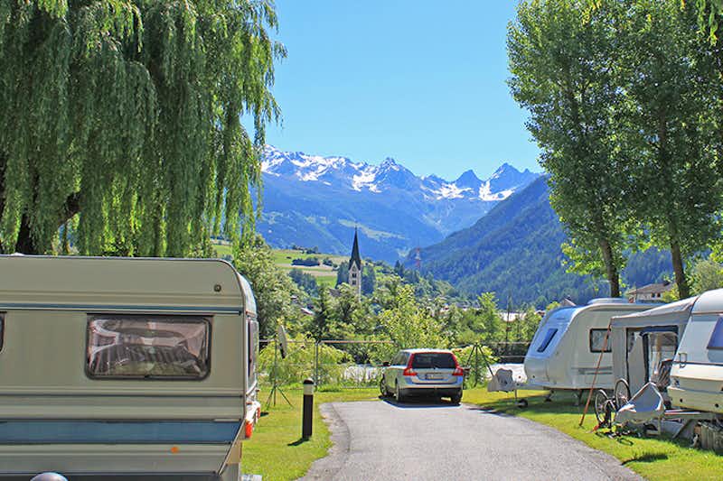 Aktiv-Camping Prutz - Wohnwagenstellplätze auf dem Campingplatz mit Blick auf die Berge