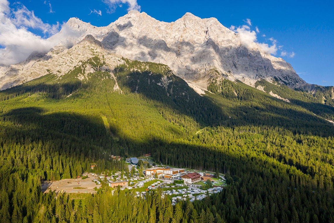 Aktiv & Familienresort Tiroler Zugspitze  - Luftaufnahme des Campingplatzes umgeben von Bergen