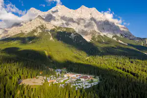 Aktiv & Familienresort Tiroler Zugspitze - Luftaufnahme des Campingplatzes umgeben von Bergen