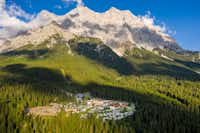 Aktiv & Familienresort Tiroler Zugspitze  - Luftaufnahme des Campingplatzes umgeben von Bergen