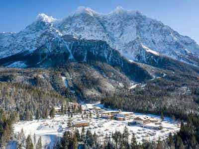 Aktiv & Familienresort Tiroler Zugspitze - Campingplatz aus der Vogelperspektive im Winter mit Blick auf die Berge