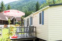 Aktiv-Sport-Erlebnis-Camp Pristavec -  Mobilheime mit Terrasse und Sonnenschirmen auf dem Campingplatz