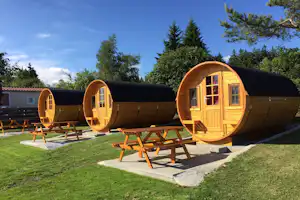 Alb-Camping Westerheim - Campingfässer im Grünen auf dem Campingplatz