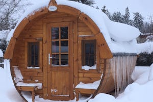 Alb-Camping Westerheim - Schneebedecktes Mobilheim auf dem Campingplatz