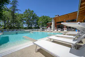 Albirondack Parc - Campingplatz mit Pool und Liegestühlen