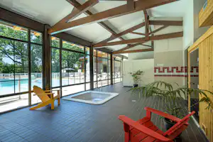 Albirondack Parc - Umkleideraum, Sauna und Whirlpool auf dem Campingplatz