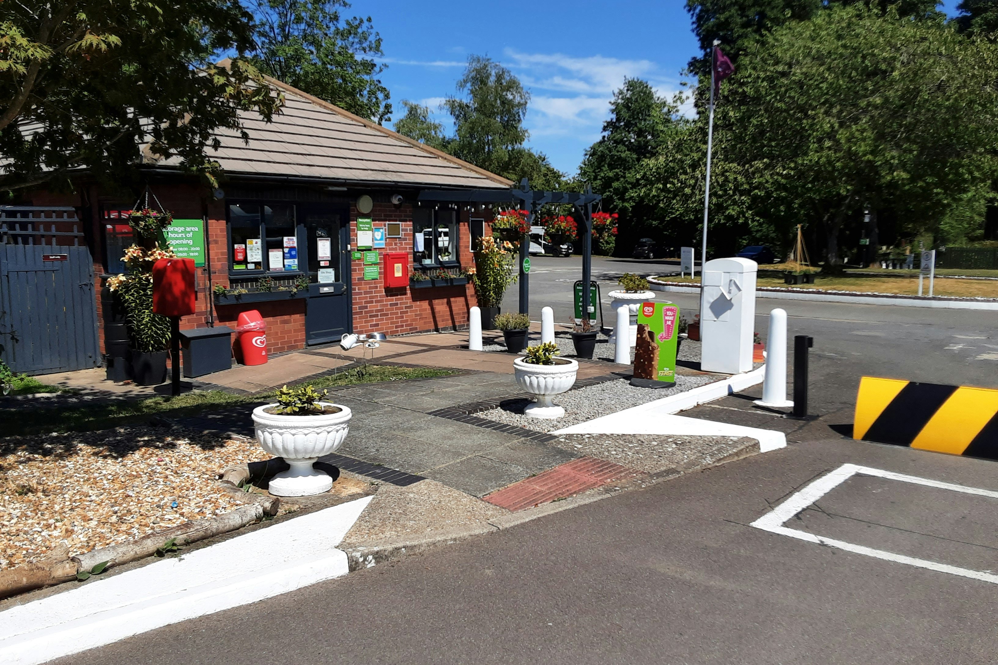 Alderstead Heath Caravan Club Site - Einfahrt und Rezeption des Campingplatzes