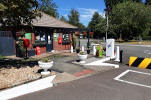 Alderstead Heath Caravan Club Site - Einfahrt und Rezeption des Campingplatzes