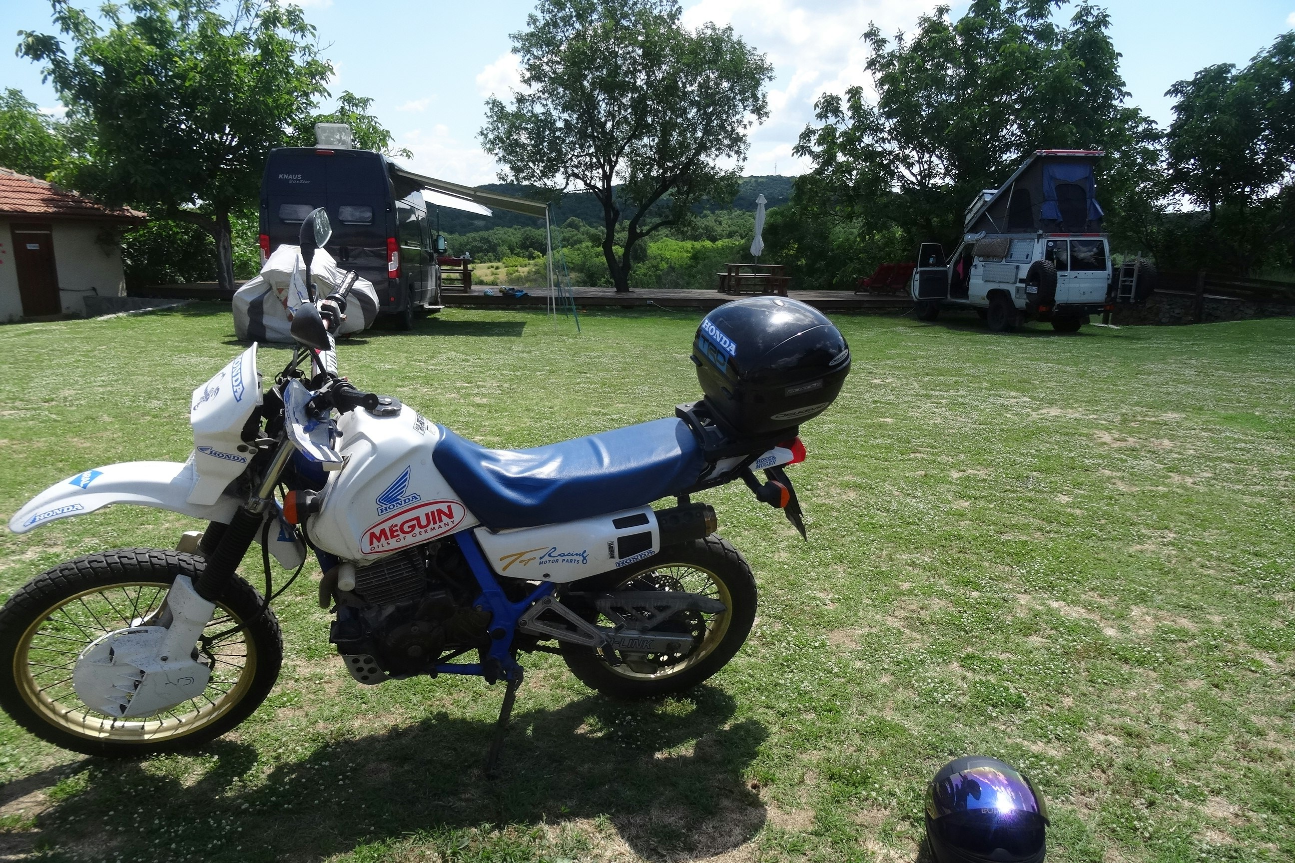 Alexandrovo Camping - Auf dem Campingplatz geparktes Motorrad