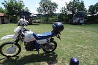 Alexandrovo Camping - Auf dem Campingplatz geparktes Motorrad