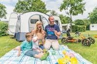 Alfsee Ferien- und Erholungspark - Familie auf dem Wohnwagen- und Zeltstellplatz vom Campingplatz
