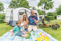 Alfsee Ferien- und Erholungspark - Familie auf dem Wohnwagen- und Zeltstellplatz vom Campingplatz