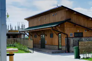 Alliance Glamping & Hotel - Sanitärgebäude auf dem Campingplatz