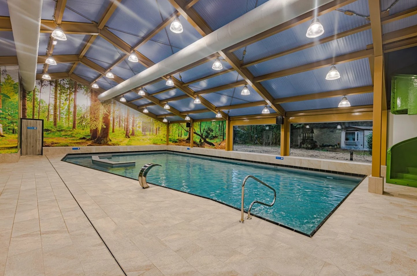 EuroParcs De Utrechtse Heuvelrug - Innenansicht Schwimmbad auf dem Campingplatz