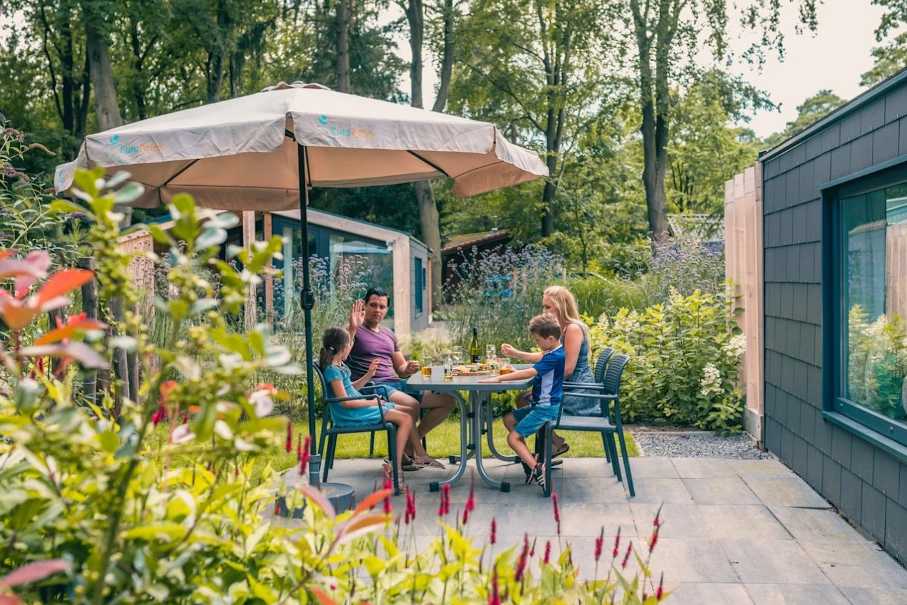 EuroParcs De Utrechtse Heuvelrug - Terrasse eines Mobilheims auf dem Campingplatz