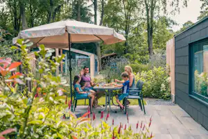 EuroParcs De Utrechtse Heuvelrug - Terrasse eines Mobilheims auf dem Campingplatz