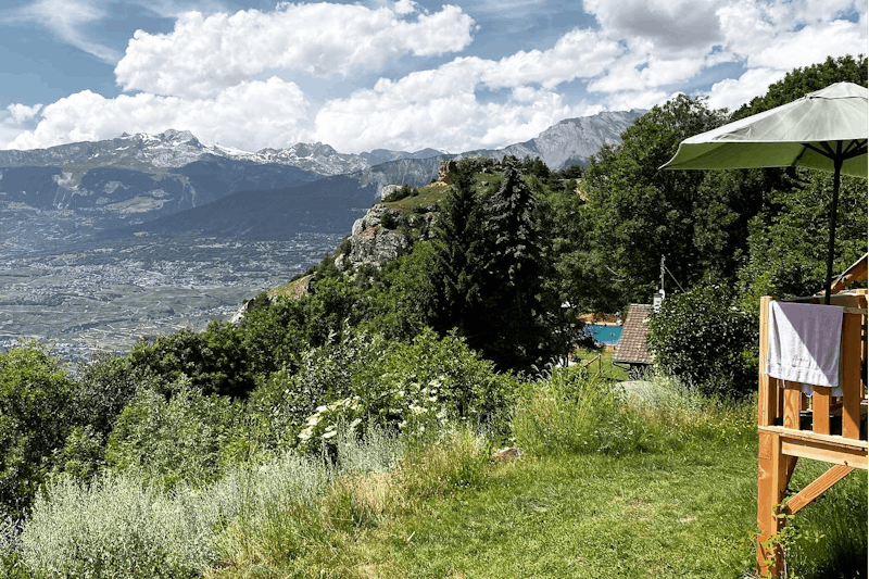 Alp Safari Camping & Glamping - Aussicht auf das Tal und die Berge