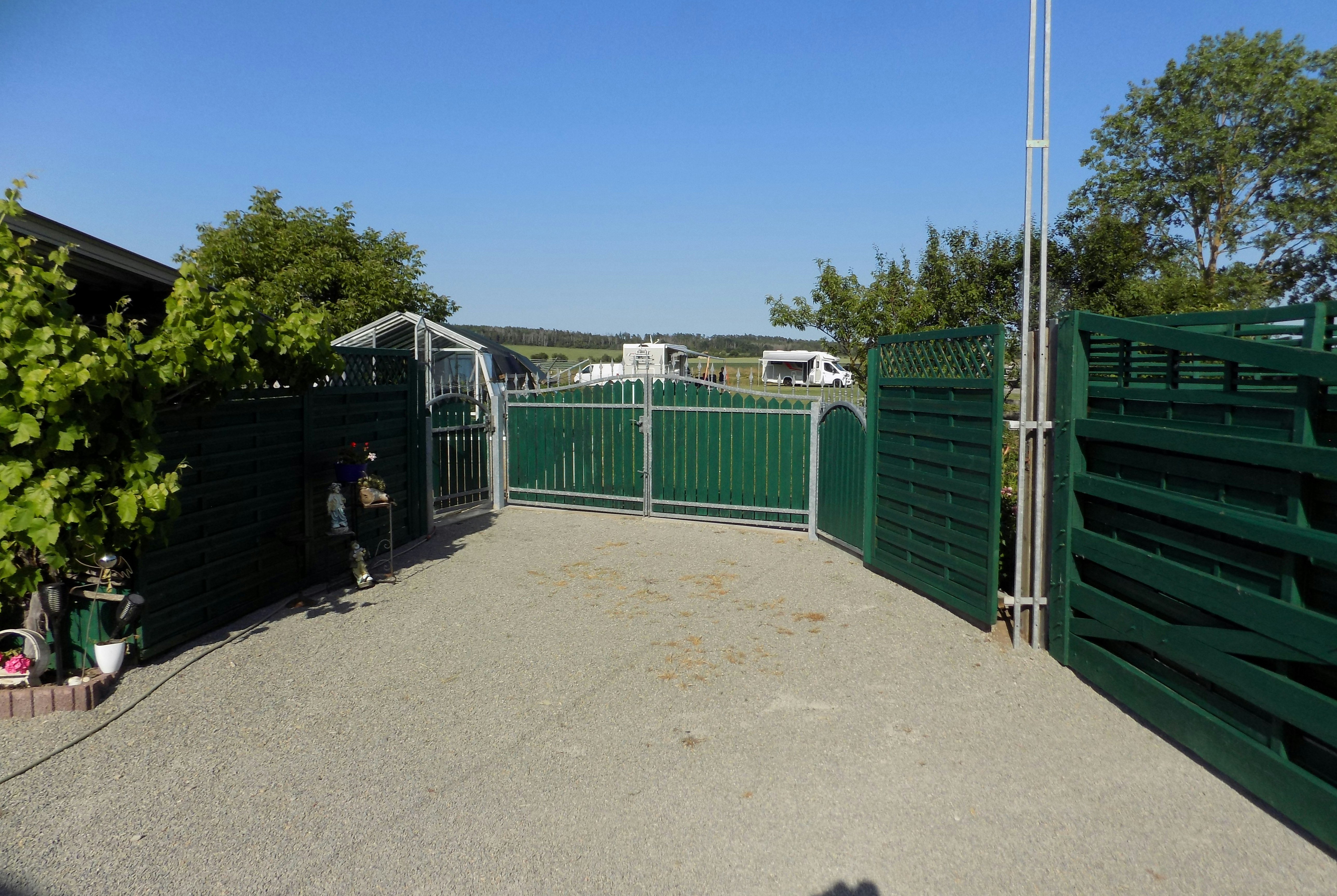 ALPAKAFARM Natur-Komfort-Camping - Blick auf den Eingang des Campingplatzes
