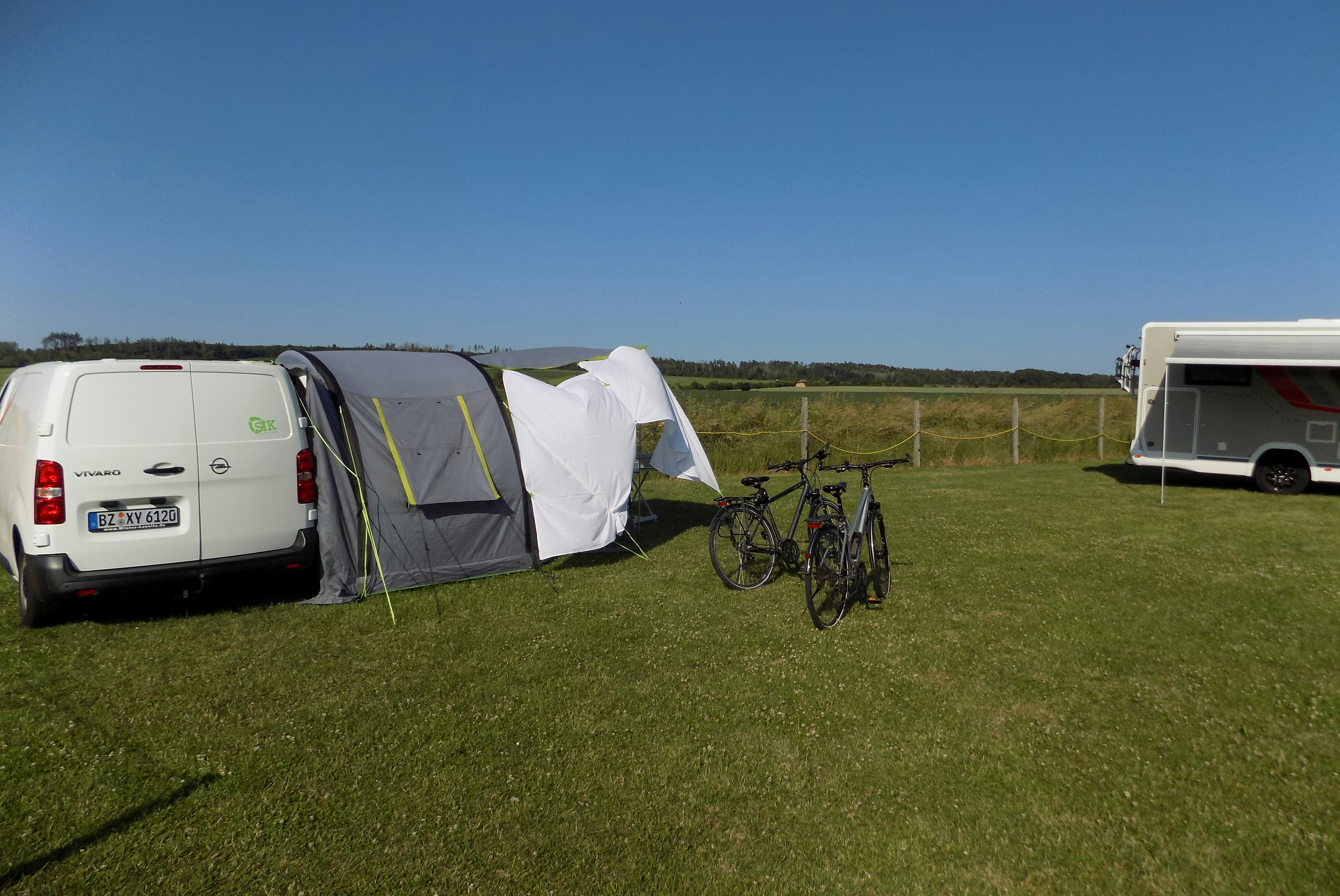 ALPAKAFARM Natur-Komfort-Camping - Blick auf die Standplätze auf der Wiese