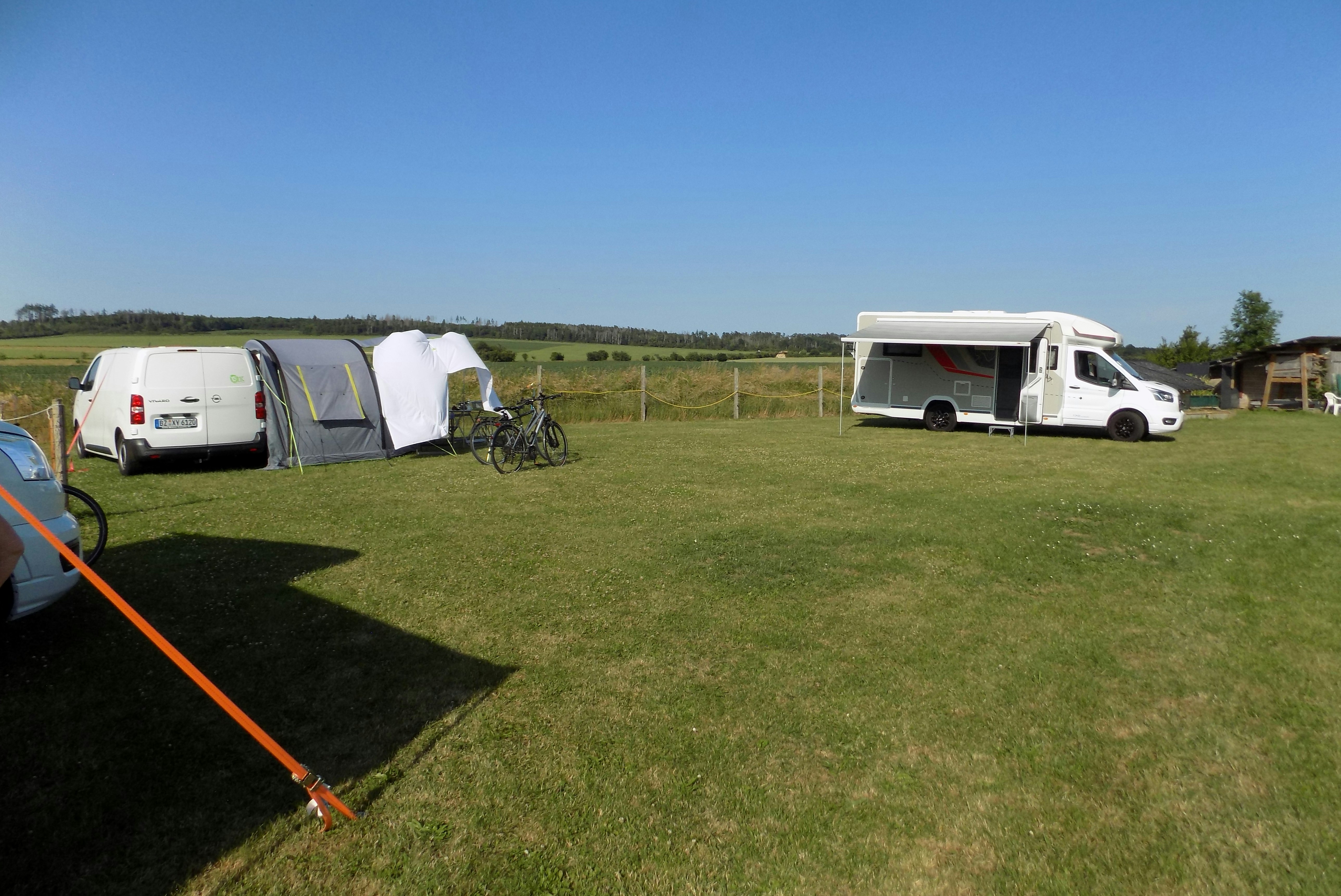ALPAKAFARM Natur-Komfort-Camping - Standplätze im Grünen auf dem Campingplatz