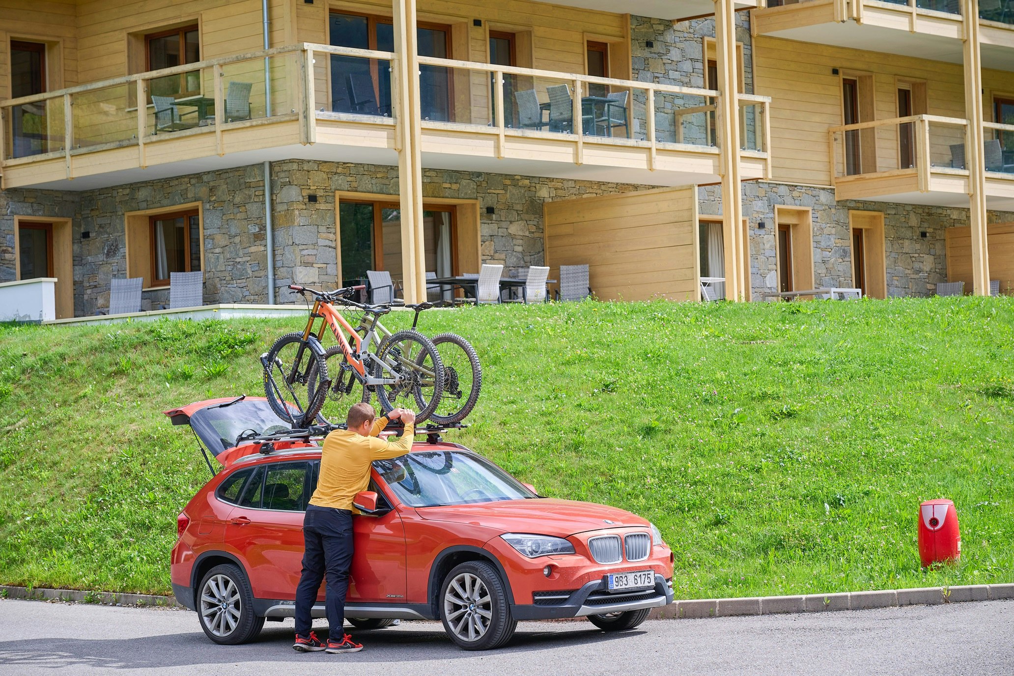 AlpChalets Portes du Soleil - Camper bei seinem Auto auf dem Campingplatz
