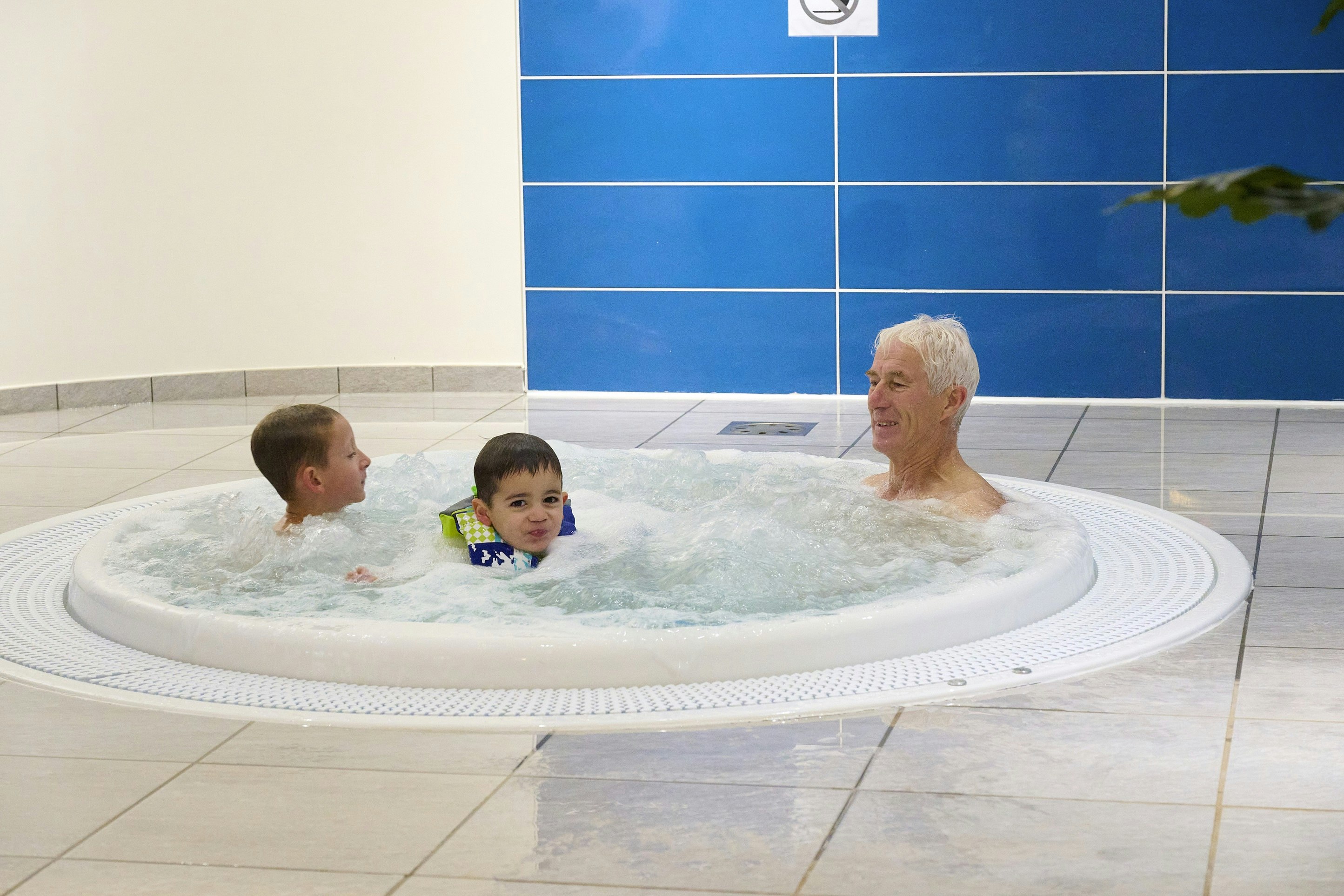 AlpChalets Portes du Soleil - Camper im Whirlpool des Hallenbades