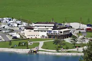 Alpen-Caravanpark Achensee - Übersicht auf das gesamte Campingplatz Gelände