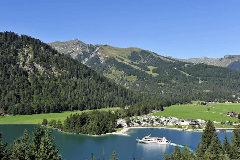 Alpen-Caravanpark Achensee - Campingplatz aus der Vogelperspektive mit Blick auf die Berge