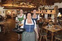 Alpen-Caravanpark Tennsee - Kellnerinnen in traditioneller Kleidung im Speisesaal des Restaurants