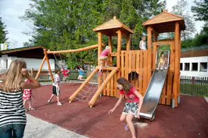 Alpen-Caravanpark Tennsee - Kinderspielplatz auf dem Campinggelände mit Schaukeln, Rutsche und Kletterburg