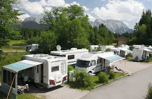 Alpen-Caravanpark Tennsee - Wohnwagen und Wohnmobile auf den Stellplätzen des Campingplatzes