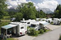 Alpen-Caravanpark Tennsee - Wohnwagen und Wohnmobile auf den Stellplätzen des Campingplatzes